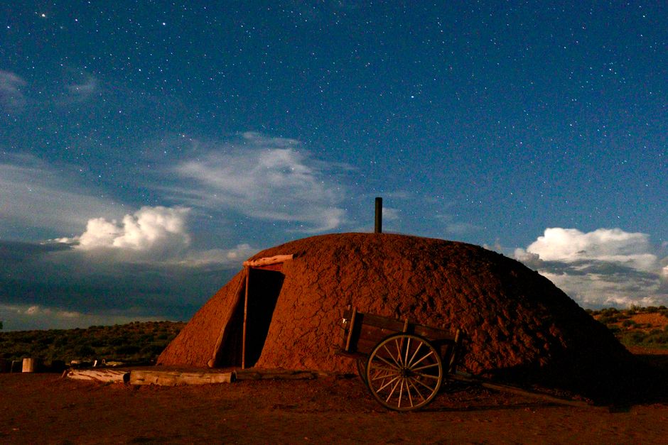 Pawnee: Kultur, Geschichte und das Erbe der Sternenbeobachter – Ein traditionelles Navajo-Hogan, beleuchtet unter einem at…