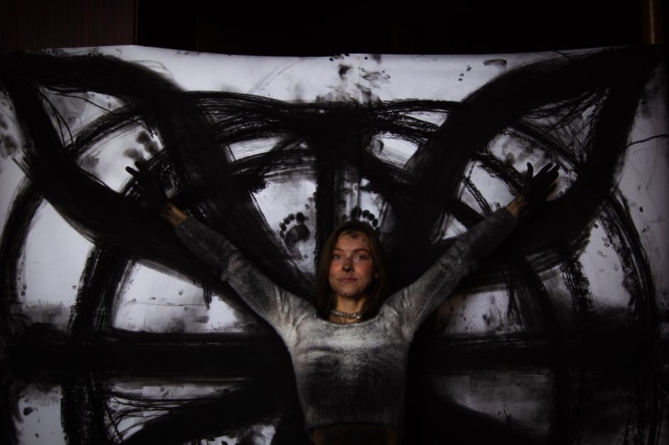 Rebecca Belmore: Performance-Künstlerin und Anishinaabe-Stimme – Kostenloses Stock Foto zu #indoor, abstrakt, ausdruck