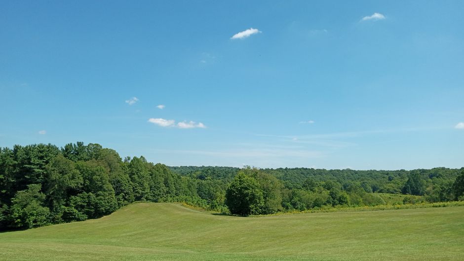 Serpent Mound: Effigy Ohio – Archäologisches Rätsel in Nordamerika – Friedliche Sommerlandschaft in Ohio mit grünen Hügeln…