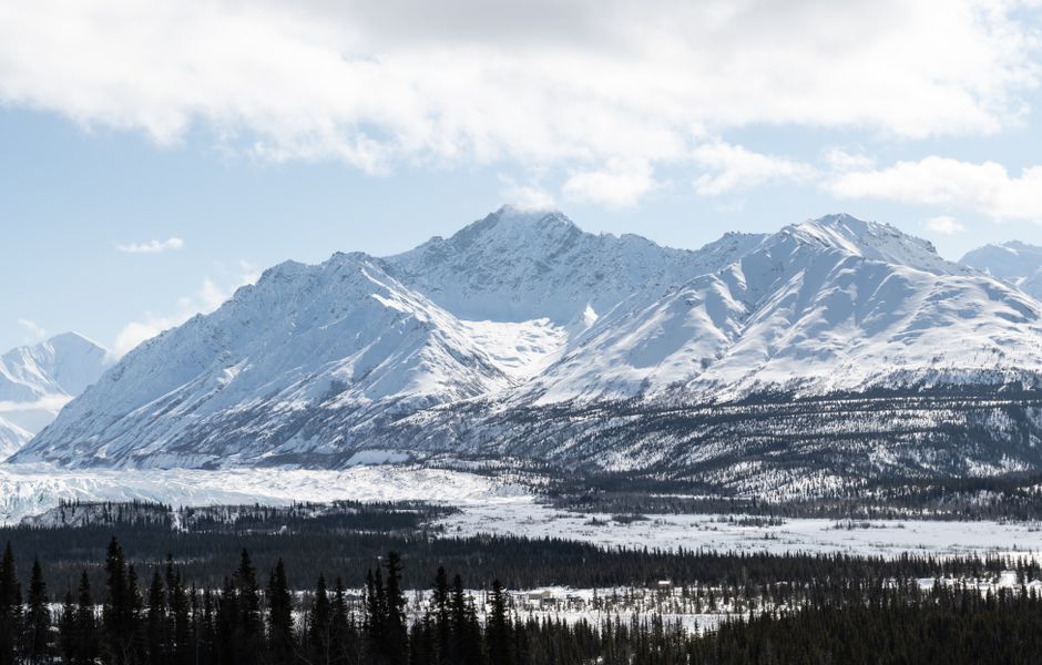 Aleut Unangax: Geschichte, Kultur und Gegenwart in Alaska – Beeindruckende Winterlandschaft mit schneebedeckten Bergen und…
