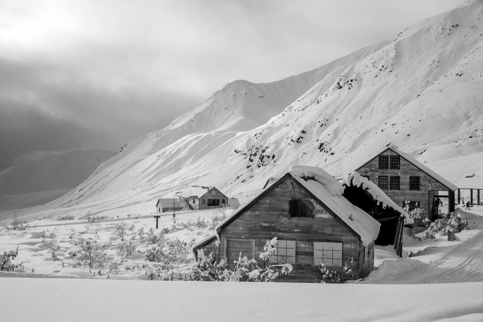 Aleut Unangax: Geschichte, Kultur und Gegenwart in Alaska – Friedliche Winterszene mit schneebedeckten Hütten inmitten der…