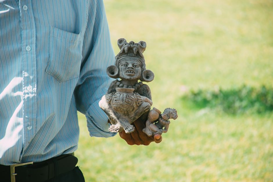 AMNH New York: Ihr Guide zu Mesoamerika und den Anden – Nahaufnahme einer zapotekischen Figur, die im Freien gehalten wird…