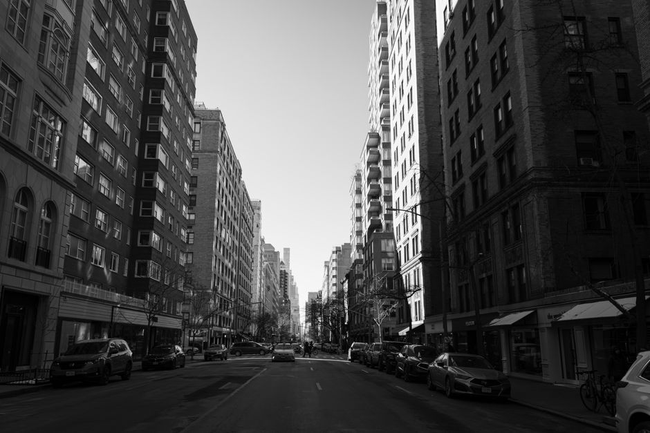 AMNH New York: Ihr Guide zu Mesoamerika und den Anden – Städtische Landschaft in Schwarzweiß, die eine ruhige Straße in Ne…