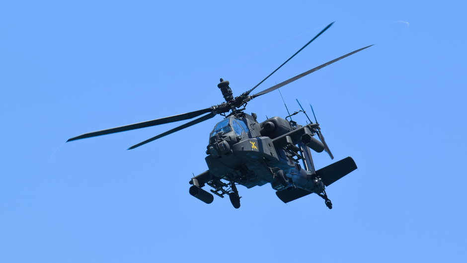 Apache Geronimo: Leben, Kampf und Vermächtnis des Apachen-Führers – Ein fortschrittlicher Militärhubschrauber fliegt hoch …