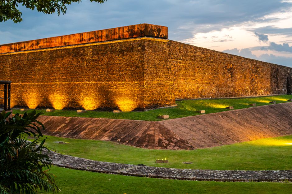 Belém und Marajó: Ihr Guide zum Amazonas-Mund und zur Insel – Die alte Festungsmauer in Belém, Brasilien, wunderschön im S…