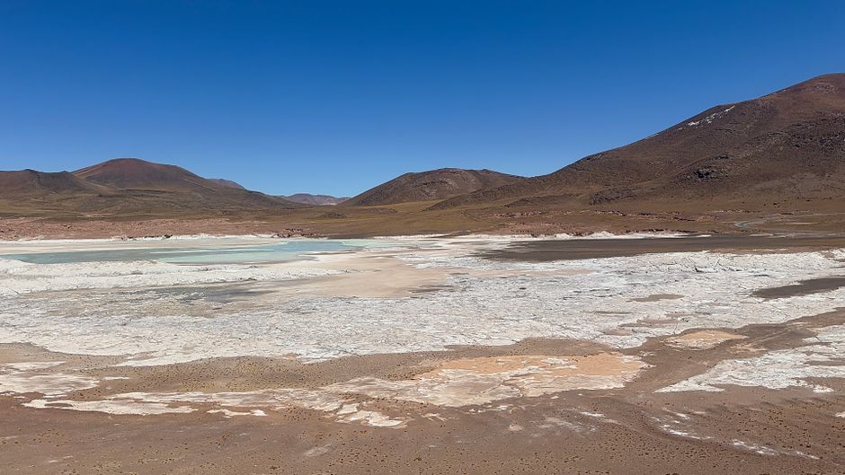 Bolivien Beni: LiDAR-Tour zu den Casarabe-Stätten – Schöne Salzwiesen mit Bergen unter klarem blauen Himmel in den Anden.