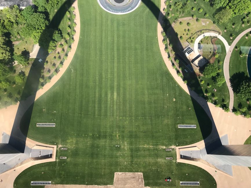 Cahokia Reise: Ihr Guide zu den Moundbuildern bei St. Louis – Luftbildansicht, die die Grünflächen und Wege des Gateway Ar…