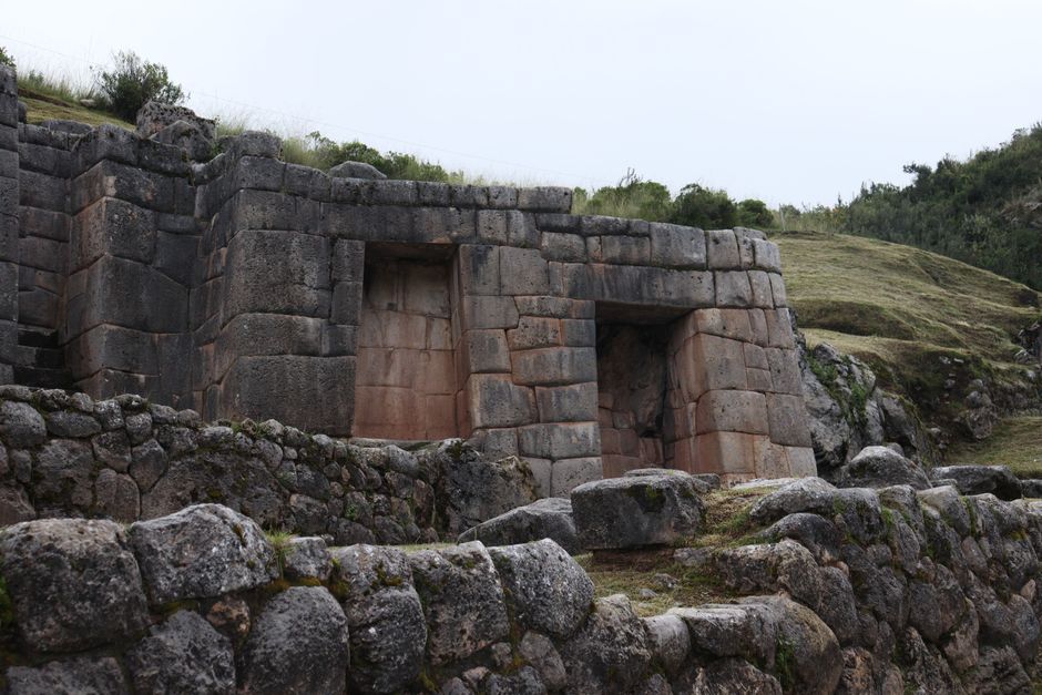 Chavín Reise: Ihr Guide zur prähistorischen Anden-Kultur – Historische Inka-Steinruinen, umgeben von üppigem Grün in Peru.