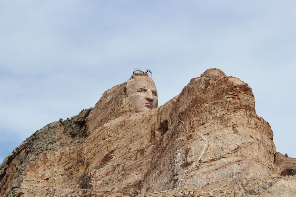 Crazy Horse: Lakota-Führer, Genie und Widerstandskämpfer – Ansicht der Felsenskulptur des Crazy Horse Memorials in South D…