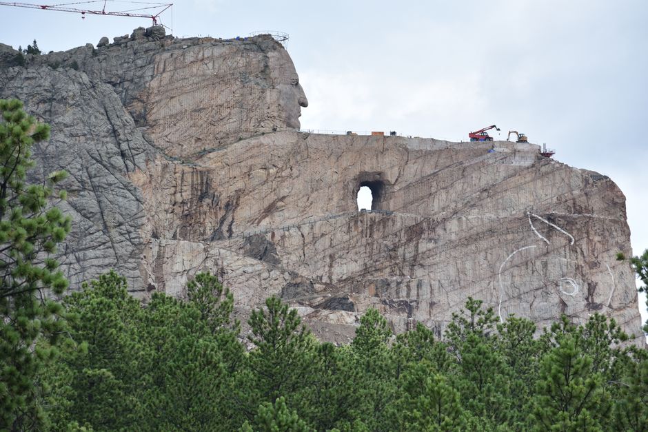 Crazy Horse Memorial: Geschichte, Bau und Kontroversen – Blick auf das Crazy Horse Memorial inmitten von Grün in South Dak…