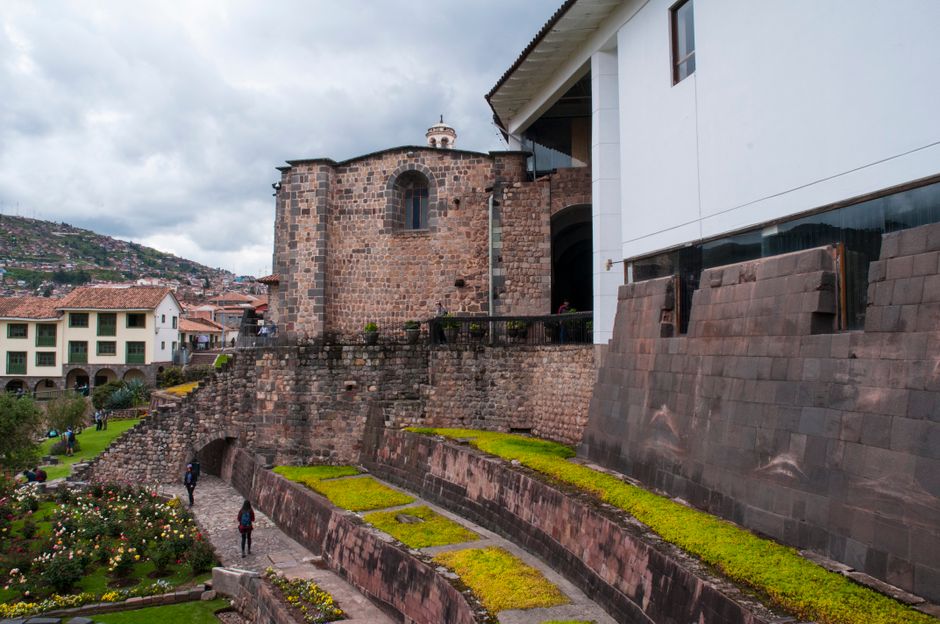 Cusco Reise: Ihr Guide für die Inka-Hauptstadt – Blick auf den historischen Coricancha-Tempel in Cusco, mit Inka-Steinarbe…