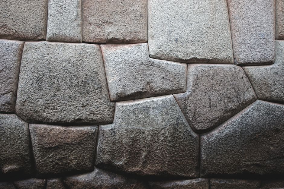 Cusco Reise: Ihr Guide für die Inka-Hauptstadt – Detailansicht einer alten Inka-Steinmauer in Cusco, die präzise Steinmetz…