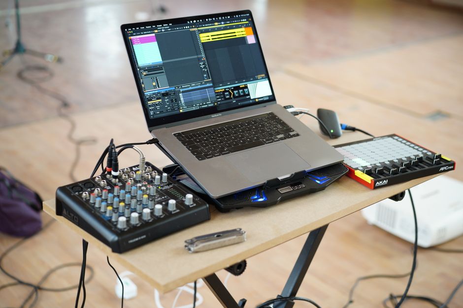 Dawes Act 1887: Enteignung und Zerschlagung indigener Ländereien – Ein Heimstudio-Setup mit einem Laptop, Mixer und Contro…