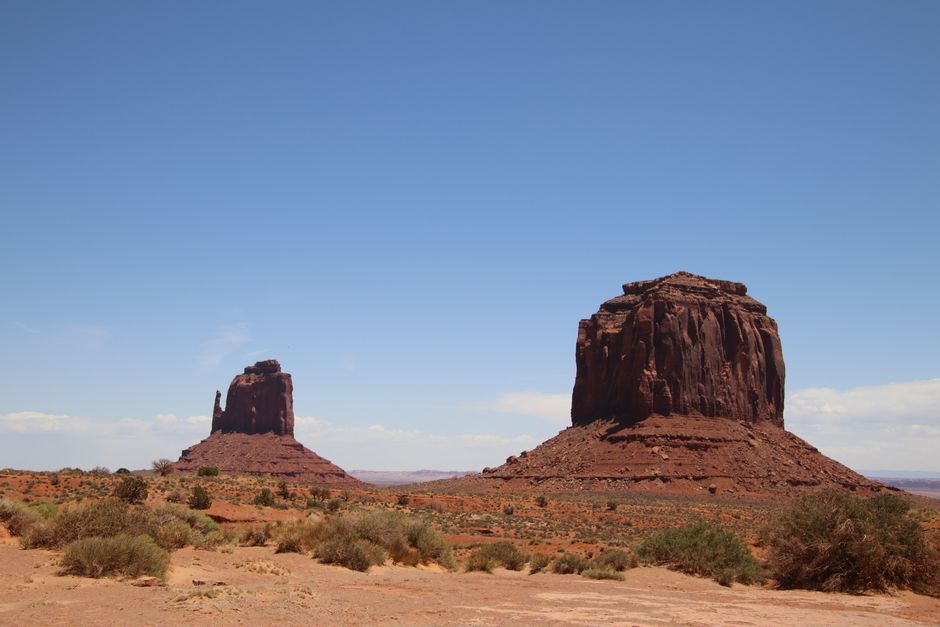 Dawes Act 1887: Enteignung und Zerschlagung indigener Ländereien – Szenischer Ausblick auf ikonische Buttes im Monument Va…