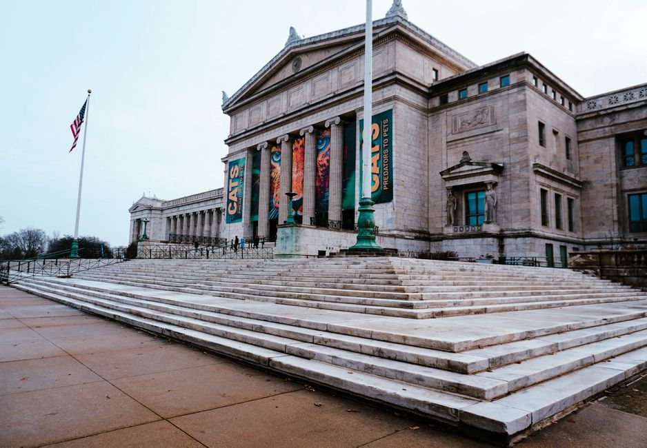 Field Museum Chicago: Ihr Guide zu präkolumbischer Kunst – Weitwinkelansicht des Eingangs des Field Museums in Chicago mit…
