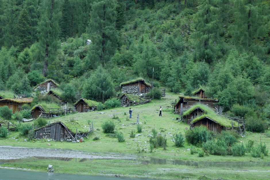 Five Civilized Tribes: Geschichte, Politik und Zwangsumsiedlung – Eine friedliche Bergszene mit rustikalen Holzferienhäuse…