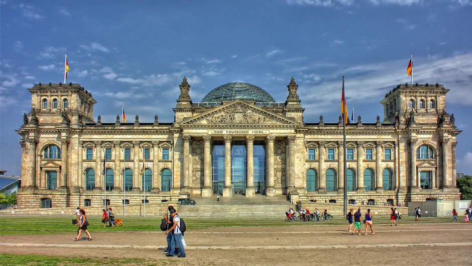 Five Civilized Tribes: Geschichte, Politik und Zwangsumsiedlung – Frontalansicht des Reichstagsgebäudes in Berlin mit Mens…