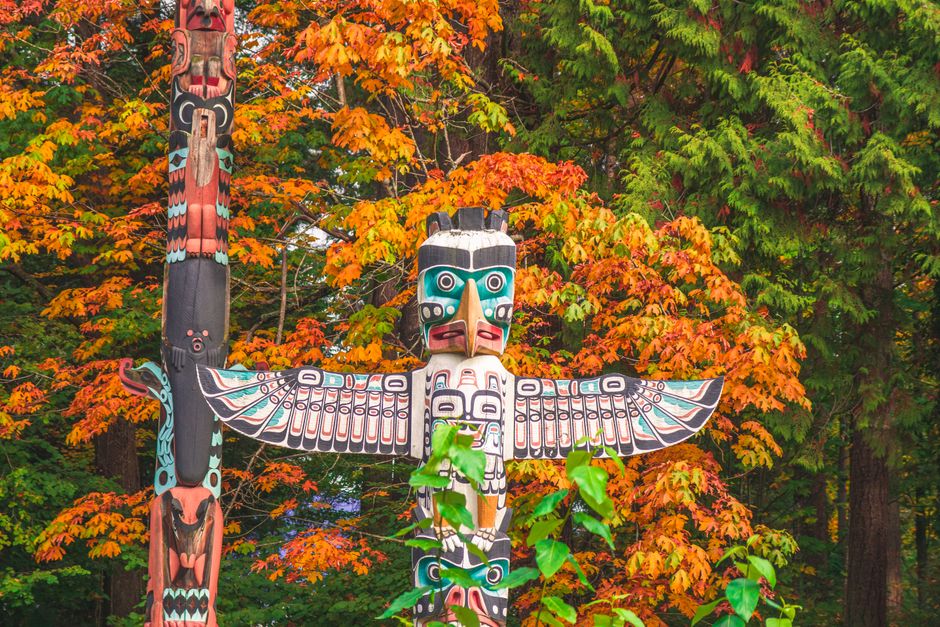 Haida: Kultur, Geschichte und die Gegenwart der First Nation – Lebendiger Totempfahl zwischen herbstlicher Laub in Vancouv…
