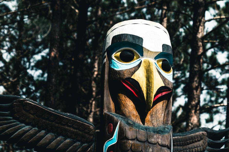 Haida: Kultur, Geschichte und die Gegenwart der First Nation – Nahaufnahme eines bunten Totempfahls im Algonquin-Park, der…