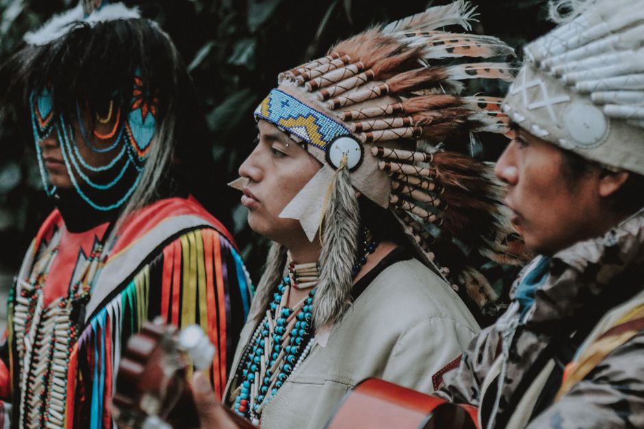Hiawatha und der Friedensbund: Gründer der Irokesen-Konföderation – Drei Ureinwohner-Amerikaner in traditioneller Kleidung…