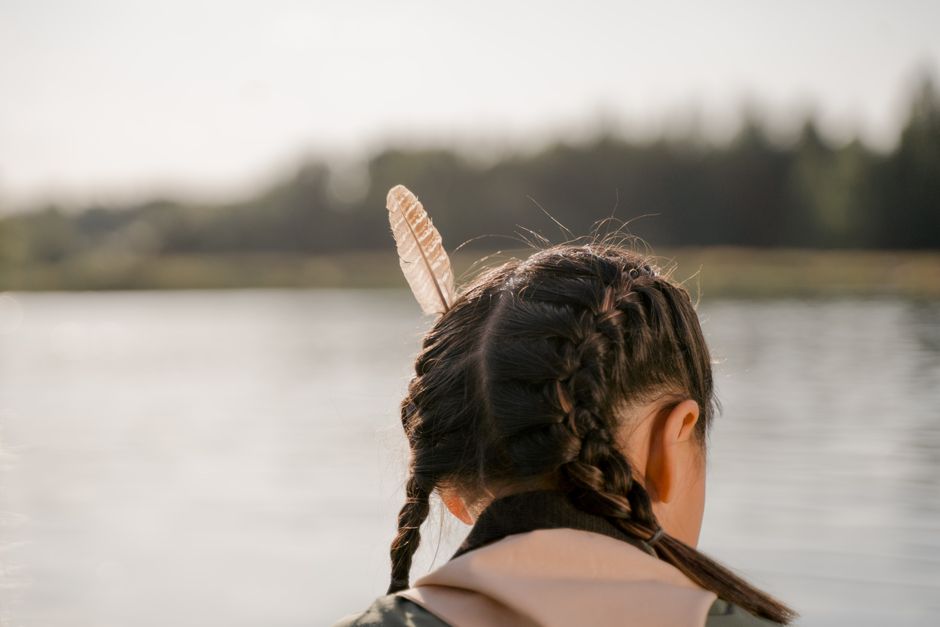 Hiawatha und der Friedensbund: Gründer der Irokesen-Konföderation – Eine ruhige Ansicht eines jungen Mädchens mit geflocht…