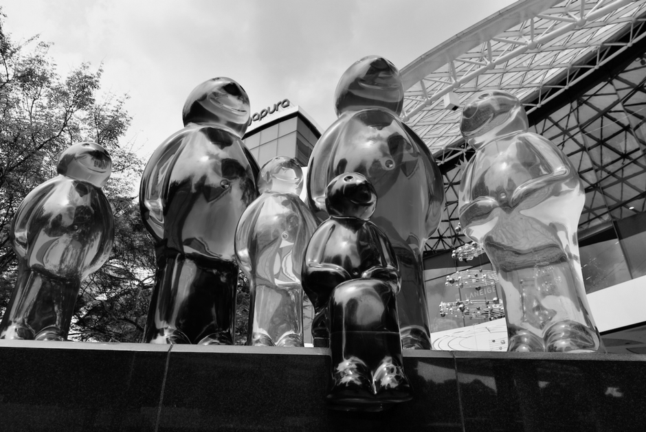Inuit Kunst: Skulpturen, Materialien und berühmte Künstler – Künstlerische Jelly Baby Skulptur in der Plaza Singapura.