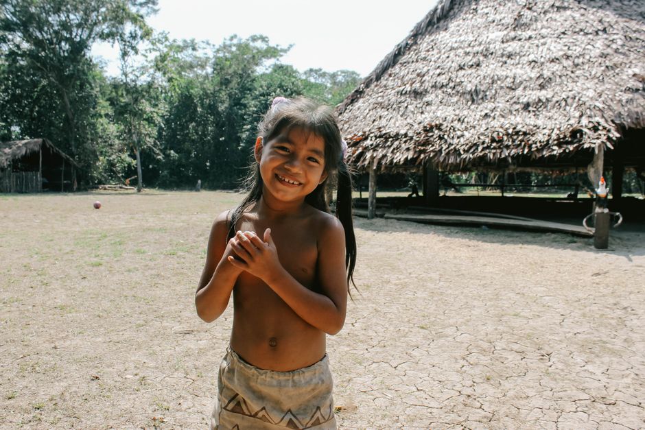 Iquitos: Ihr Guide zu Perus Tor zum Amazonas – Ein lächelndes, junges Mädchen in einer ländlichen Umgebung in Iquitos, Per…