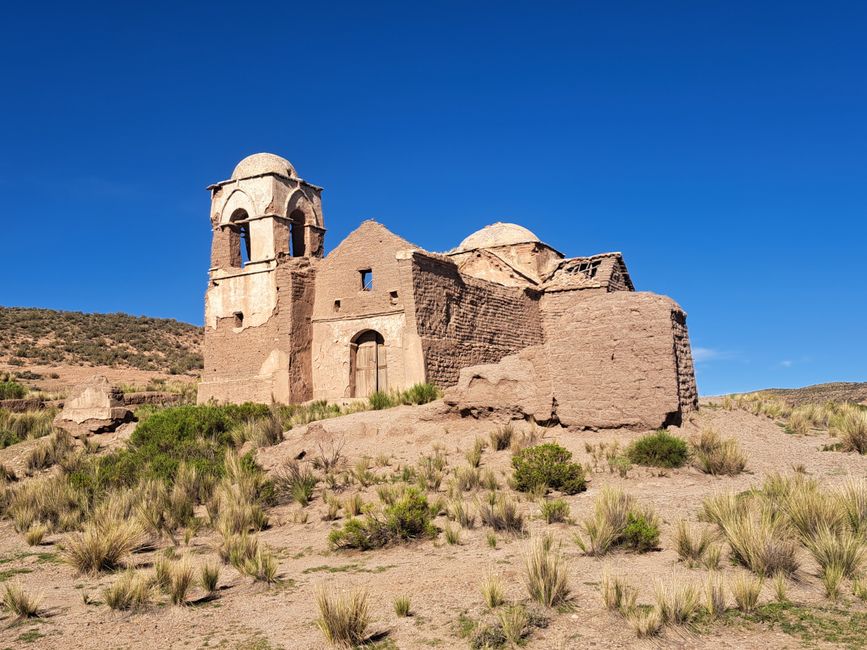La Paz Museen: Ihr Guide zu Ethnografie, Kunst & Tiwanaku – Alte Gebäuderuine in La Paz, Bolivien, vor einem klaren bl…