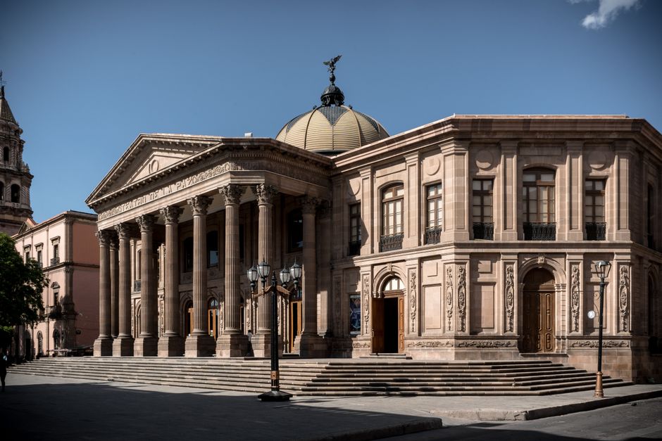 La Paz Museen: Ihr Guide zu Ethnografie, Kunst & Tiwanaku – Außenansicht des historischen Teatro de La Paz in San Luis…
