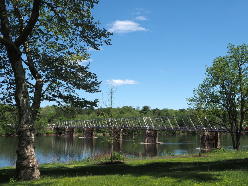Lenape (Delaware): Geschichte, Vertreibung und Gegenwart – Historische Brücke über einen ruhigen Fluss inmitten üppigen Gr…