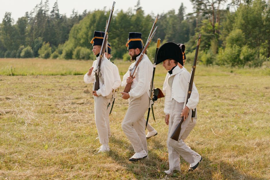 Little Bighorn 1876: Custers letzte Schlacht und indigener Sieg – Drei Soldaten in Vintage-Uniformen stellen einen histori…