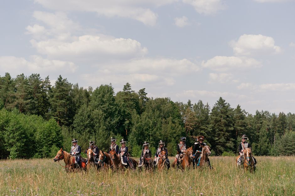 Little Bighorn 1876: Custers letzte Schlacht und indigener Sieg – Eine Gruppe von Reenactors in historischen Militärunifor…
