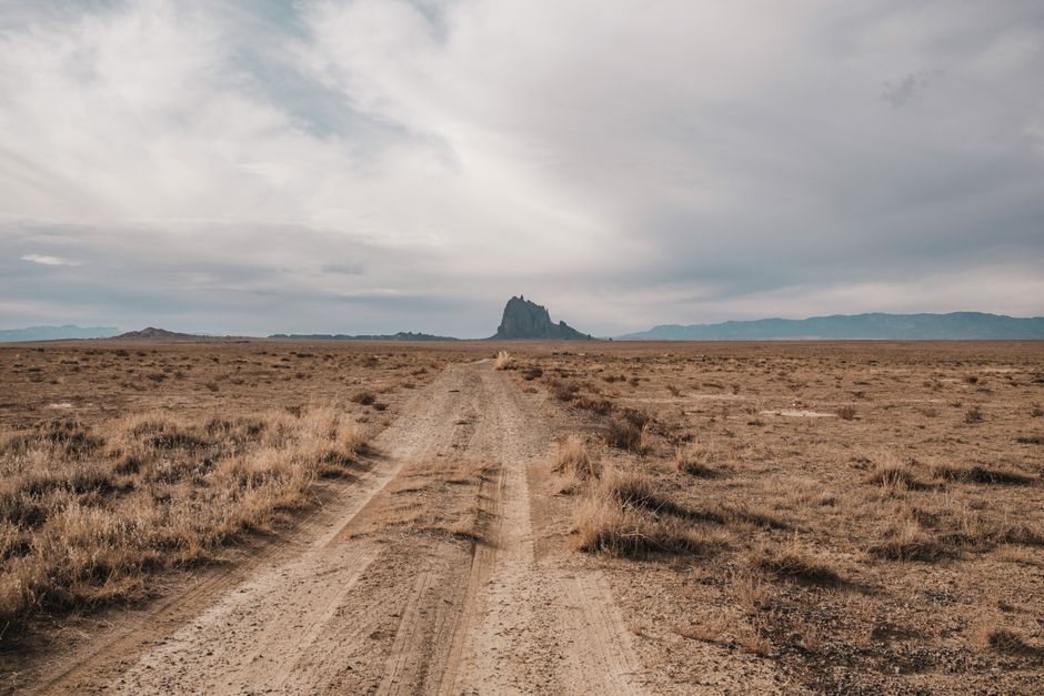 Long Walk 1864: Die Vertreibung der Navajo nach Bosque Redondo – Eine malerische Schotterstraße erstreckt sich zur ikonisc…