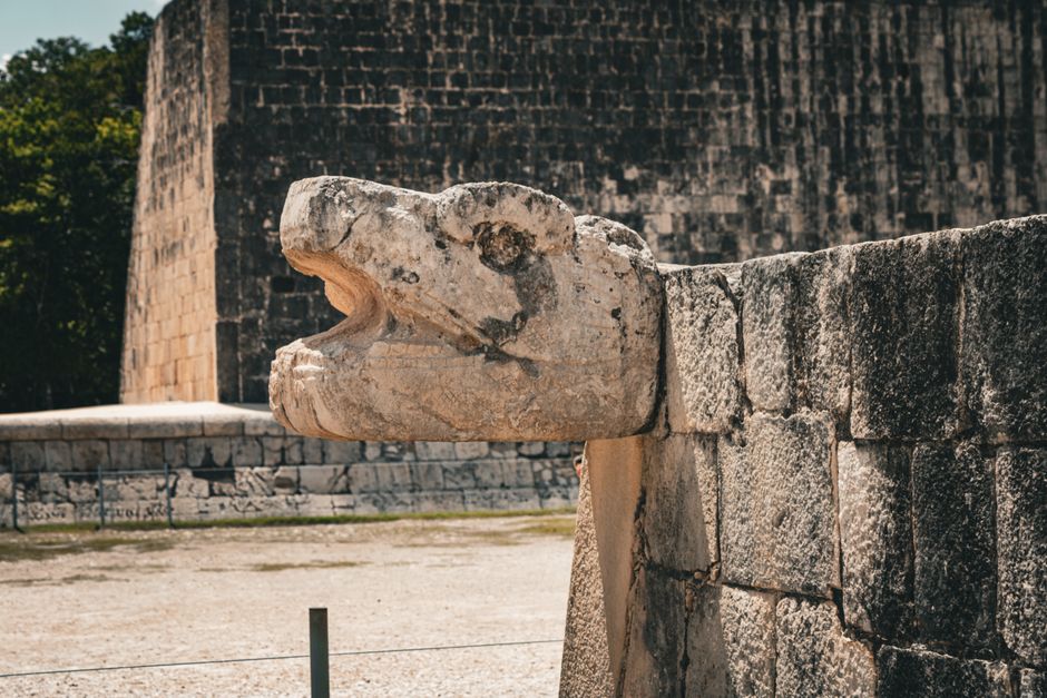 Mérida die Maya-Basis: Ihr Guide zu Yucatán und den Ruinen – Nahaufnahme einer Steinschlange in Chichen Itza mit einer his…