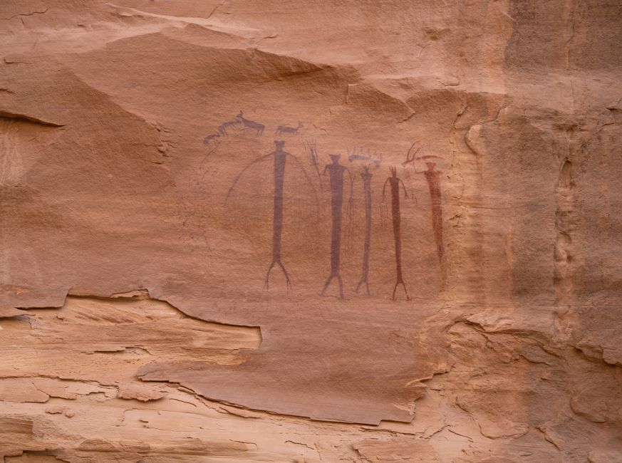Powhatan-Konföderation: Geschichte, Stämme und Gegenwart – Detaillierte Ansicht von alten Piktogrammen auf Sandstein in Ut…