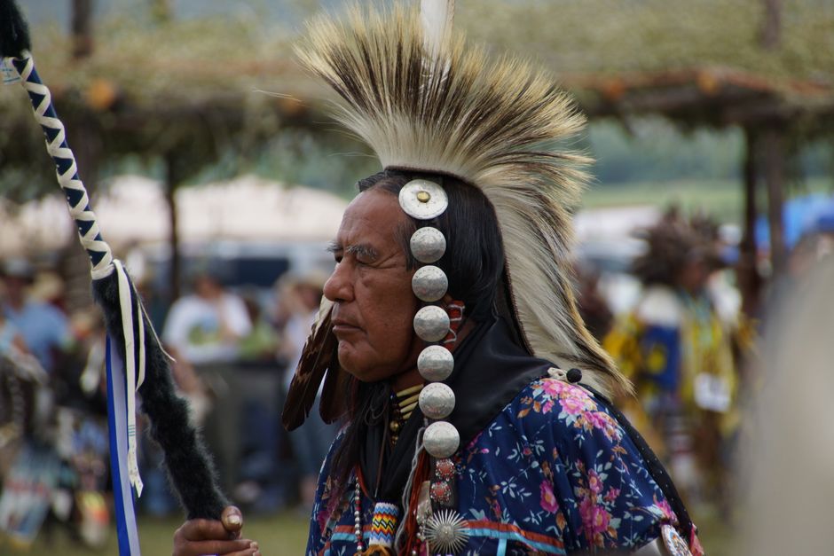 Powhatan-Konföderation: Geschichte, Stämme und Gegenwart – Ein amerikanischer Ureinwohner in traditioneller Kleidung mit K…