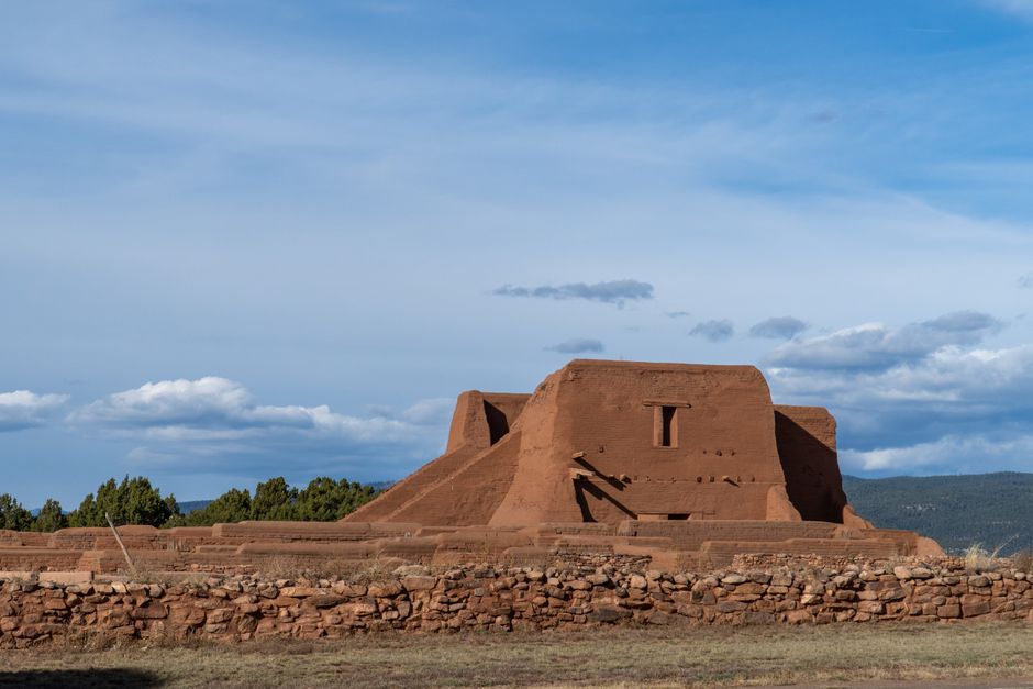 Pueblo Tour Santa Fe: Ein umfassender Guide zu New Mexicos Kultur – Aufnahme von alten Lehmziegelruinen im Pecos National …