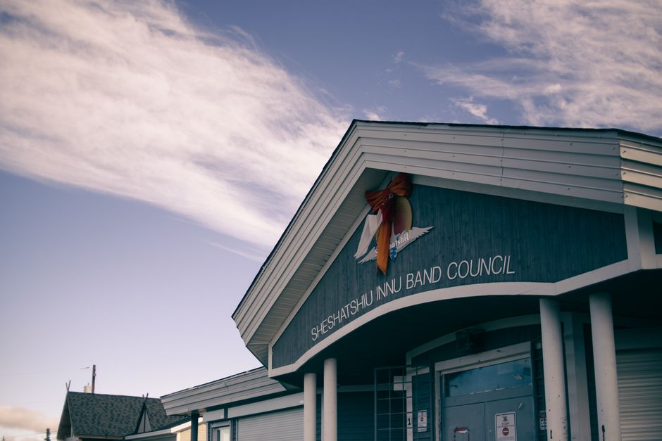Residential Schools in Kanada: Kultureller Genozid und Versöhnung – Außenansicht des Gebäudes des Sheshatshiu Innu Band Co…