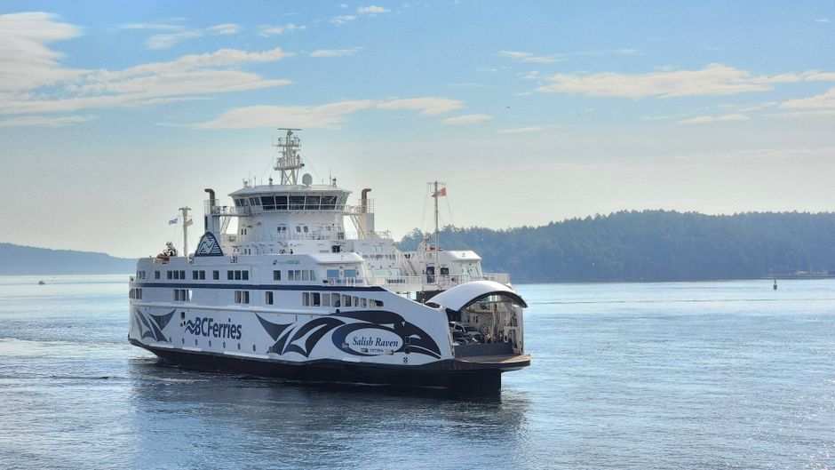 Salish-Kulturen: Coast und Interior Salish in Nordamerika – Die BC Ferries Salish Raven Fähre fährt über die ruhigen Gewäs…