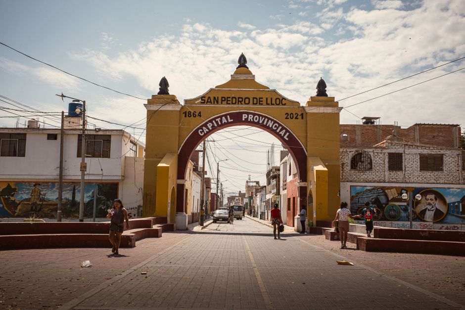 Sand Creek: Das Massaker von 1864 an Cheyenne und Arapaho – Strassenansicht des Bogens in San Pedro de Lloc, Peru, die leb…