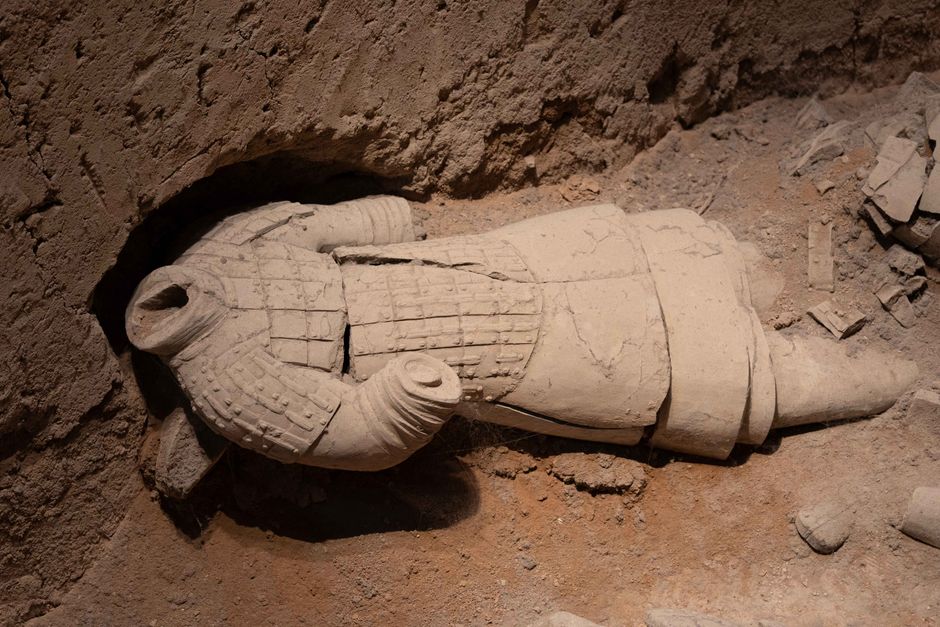 Sipán Museum: Königliche Gräber der Moche-Kultur entdecken – Ein gefallener Terrakotta-Krieger inmitten von Ruinen in Xi'a…