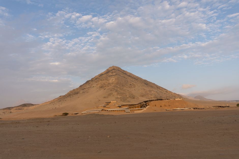 Sipán Museum: Königliche Gräber der Moche-Kultur entdecken – Eine präkolumbische Moche-Pyramide eingebettet in die trocken…
