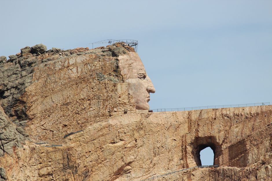 Sitting Bull: Lakota-Führer, Visionär und Widerstandskämpfer – Seitenansicht des in den Felsen gehauenen Crazy Horse Denkm…