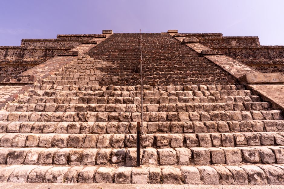 Teotihuacan Tagestrip: Von Mexiko-Stadt zu den Pyramiden – Nahaufnahme der Stufen der Sonnenpyramide in Teotihuacan, Mexik…