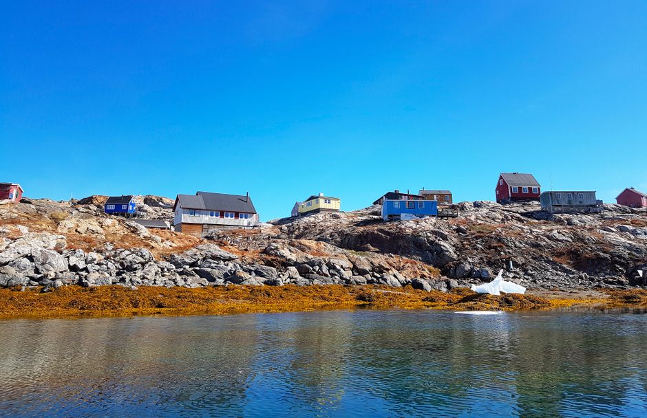 Thule Kultur: Die Vorfahren der Inuit in der Arktis – Charmante, bunte Häuser säumen die felsige Küste von Tiniteqilaaq, G…