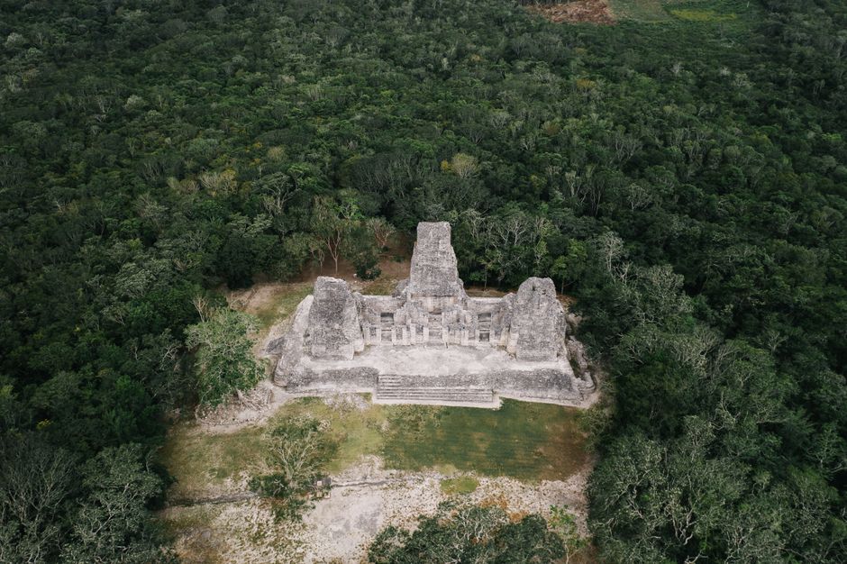 Tikal Reise: Ihr Guide für die Maya-Stätte in Guatemala – Eine Luftaufnahme, die antike Maya-Ruinen umgeben von üppigem Ds…