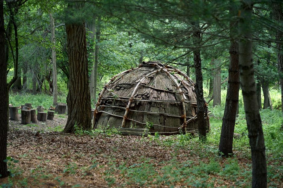 Wampanoag und Plymouth: Geschichte, Kultur und Gegenwart – Ein traditionelles Wigwam-Gebäude aus natürlichen Materialien, …