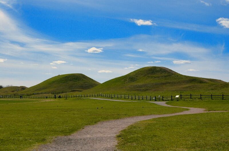 Adena Mounds: Die Grabhügel der frühen Waldlandkultur – Erkunden Sie die friedliche Landschaft der alten Grabhügel Schwede…