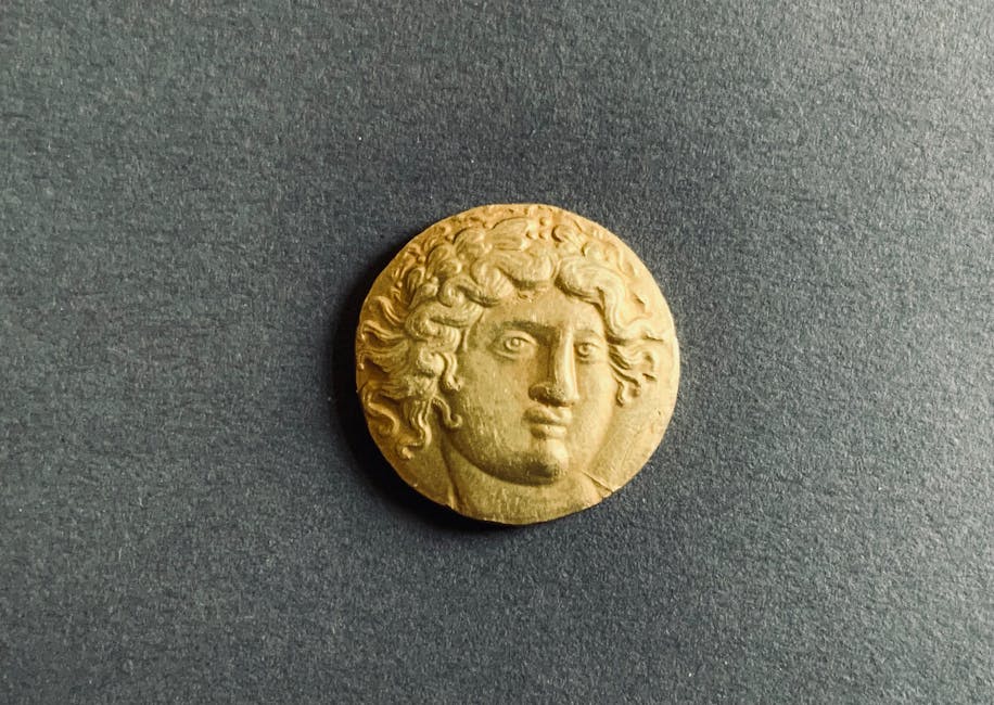 Agnus Dei Münzen: Seltene Prägungen von König Æthelred II. – Nahaufnahme einer antiken griechischen Münze mit dem Porträt …