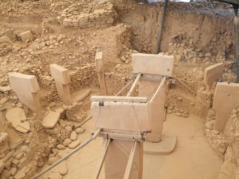 Amazonien Archäologie – Draufsicht auf Göbekli Tepe, eine antike neolithische Ausgrabungsstätte in Şanlıurfa.